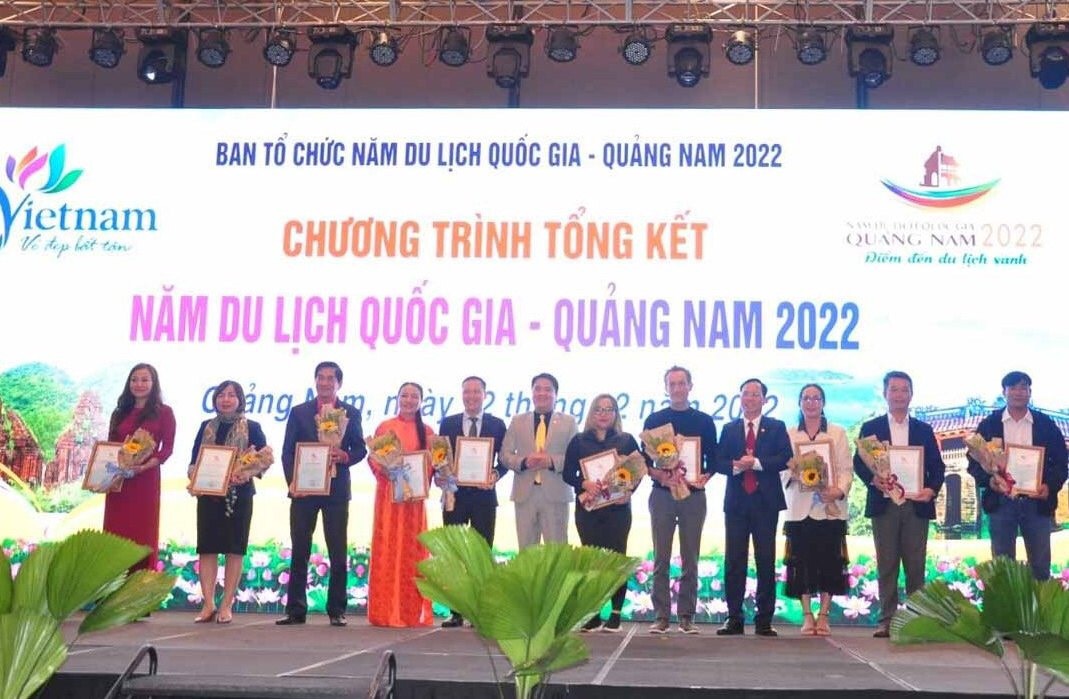 Lãnh đạo tỉnh Quảng Nam trao chứng nhận Du lịch xanh cho các đơn vị kinh doanh du lịch đạt chuẩn.